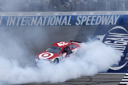 Race winner Kyle Larson, Chip Ganassi Racing Chevrolet