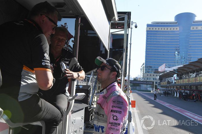 Sergio Perez, Sahara Force India habla con Robert Fearnley y Otmar Szafnauer