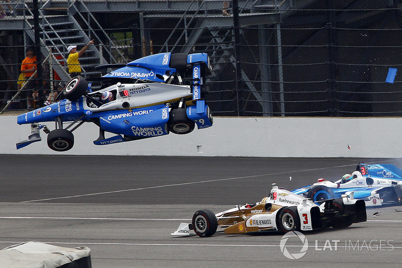 Скотт Діксон, Chip Ganassi Racing Honda, Джей Ховард, Schmidt Peterson Motorsports Honda потрапляють у велику аварію, Еліо Кастроневес, Team Penske Chevrolet уникає зіткнення