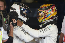 Lewis Hamilton, Mercedes AMG F1, félicite le vainqueur Valtteri Bottas, Mercedes AMG F1