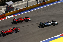 Valtteri Bottas, Mercedes AMG F1 W08; Sebastian Vettel, Ferrari SF70H; Kimi Räikkönen, Ferrari SF70H