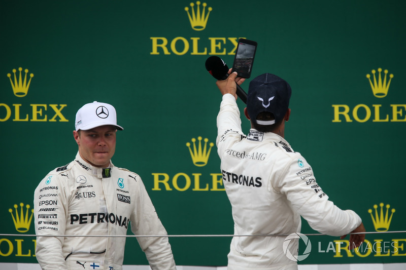 Valtteri Bottas, Mercedes AMG F1 y Lewis Hamilton, Mercedes AMG F1 celebran en el podio