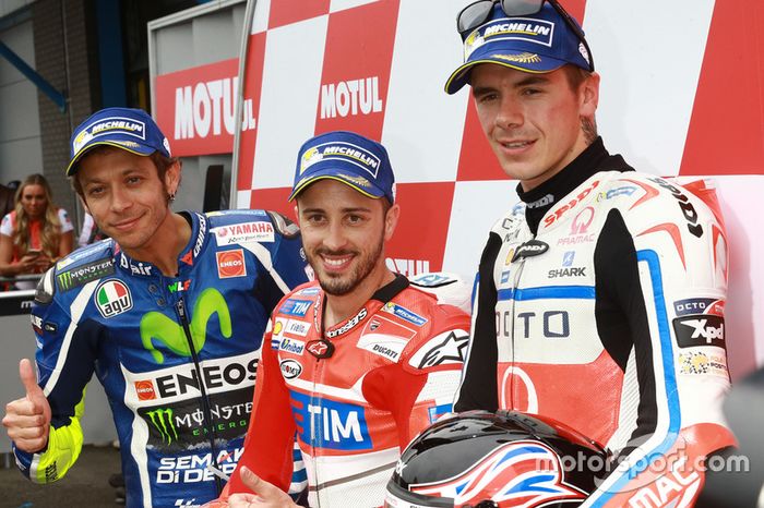 Os três primeiros posam para fotos.