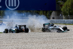 Lewis Hamilton, Mercedes AMG F1 W07 Hybrid et Nico Rosberg, Mercedes AMG F1 W07 Hybrid s'accrochent dans le premier tour
