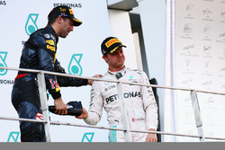 Третє місце Ніко Росберг, Mercedes AMG F1 святкує на подіумі і п’є шампанське із гоночного черевика