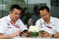 Eric Boullier, McLaren Racing Director met Yusuke Hasegawa, Hoofd Honda F1