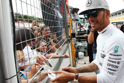Winnaar Lewis Hamilton, Mercedes AMG F1 viert met de fans