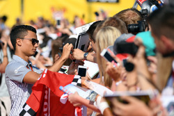 Pascal Wehrlein, Manor F1 Team deelt handtekeningen uit