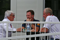 Bernie Ecclestone met Christian Horner, Red Bull Racing teambaas en Dr Helmut Marko, Red Bull Motors