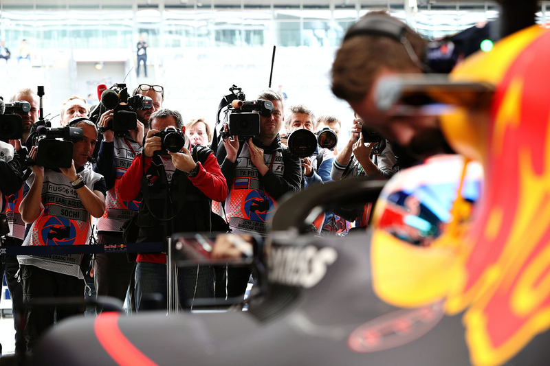 La multitud de medios alrededor de Daniel Ricciardo, Red Bull Racing RB12 con el aeroscreen