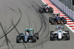Льюис Хэмилтон, Mercedes AMG F1 Team W07 и Фелипе Масса, Williams FW38 - борьба за позицию