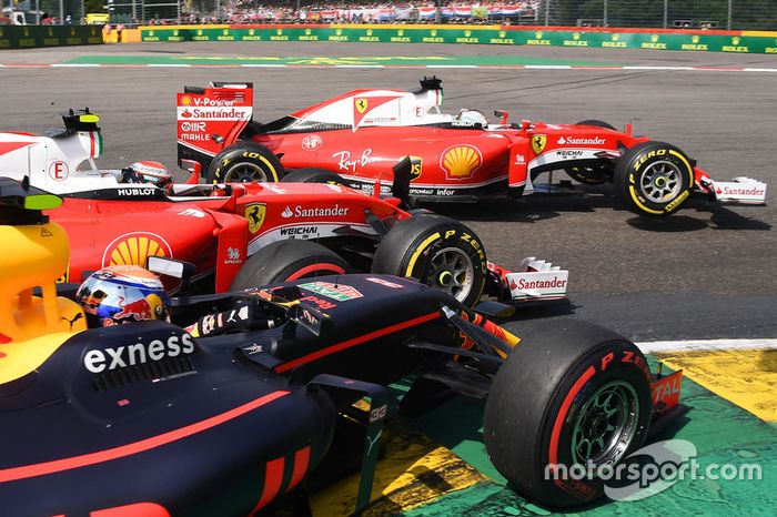 Sebastian Vettel, Ferrari, Kimi Raikkonen, Ferrari, Max Verstappen, Red Bull Racing chocan en la chicana de La Source