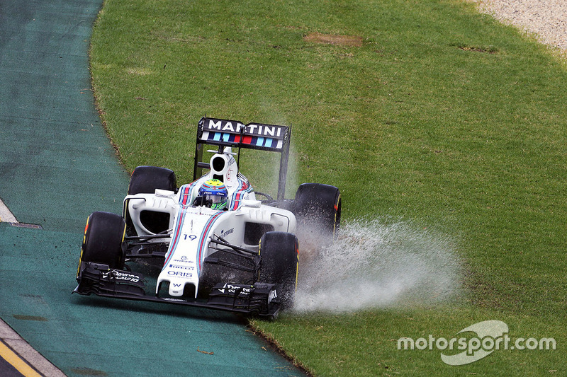 Com os carros na pista, Felipe Massa faz um pequeno passeio na grama molhada de Melbourne