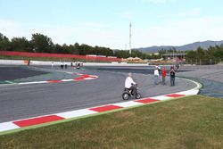 Oficiales y pilotos en la nueva chicana para reemplazar la curva 12