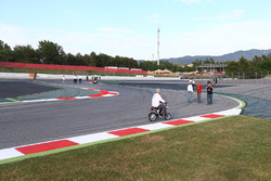 Ufficiali e piloti alla nuova chicane che sostituisce la curva 12