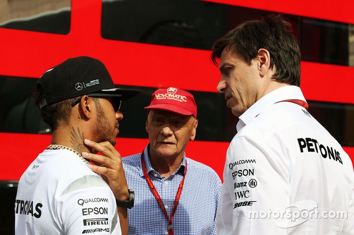 Lewis Hamilton, Mercedes AMG F1 con Niki Lauda, Mercedes Presidente no ejecutivo y Toto Wolff, Mercedes AMG F1 accionista y Director Ejecutivo