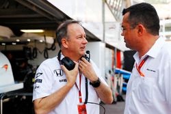 Jonathan Neale, McLaren y Eric Boullier, McLaren Racing Director en pits