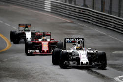 Феліпе Масса, Williams FW38, попереду Макса Ферстаппена, Ferrari SF16-H, та Ніко Росберга, Force Ind
