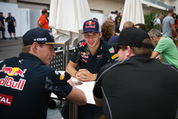 Max Verstappen, Red Bull Racing con Pierre Gasly, Red Bull Racing tercer piloto y Conor Daly