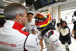 LMP1-Polesitter Timo Bernhard, Porsche Team, und Fritz Enzinger, LMP1-Leiter, Porsche Team