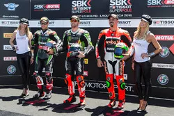 Tom Sykes, Kawasaki Racing, poleman devant Jonathan Rea, Kawasaki Racing, et Davide Giugliano, Ducati Team