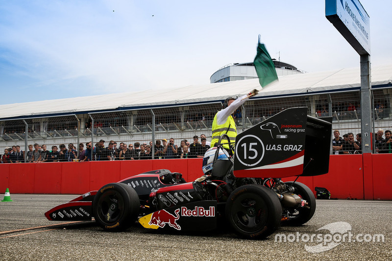 Joanneum Racing Graz aan de start bij de acceleratietest tijdens Formula Student Germany