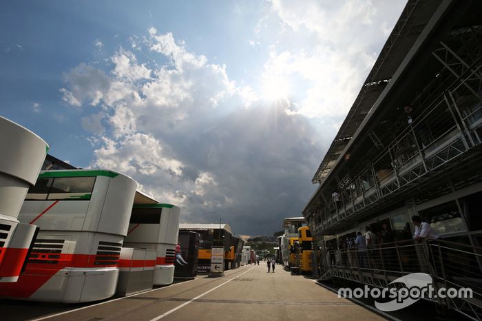 Quem andava no paddock na manhã deste sábado não imaginava o que viria pela frente.