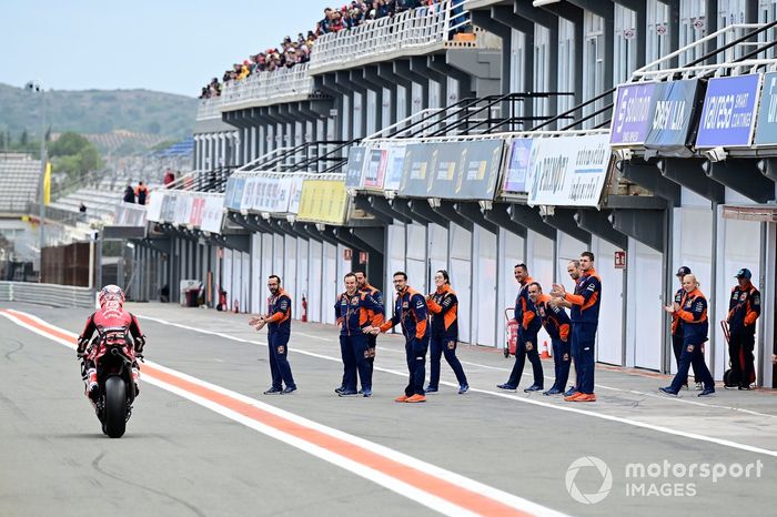 Pedro Acosta, Tech3 GASGAS Factory Racing, felicitado por el equipo Red Bull KTM Ajo