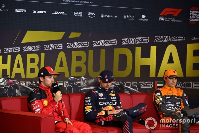 Charles Leclerc, Scuderia Ferrari, Max Verstappen, Red Bull Racing, Oscar Piastri, McLaren, durante la rueda de prensa posterior a la clasificación.