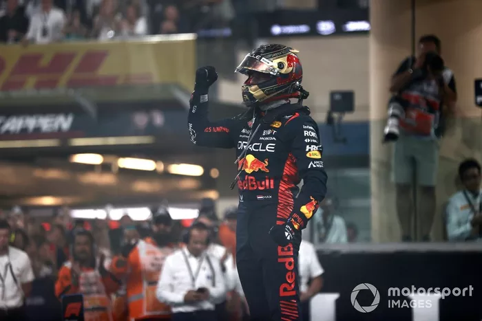 Max Verstappen, Red Bull Racing, 1ª posición, celebra su llegada al Parc Ferme