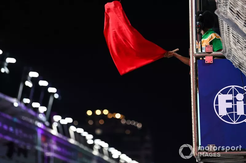 Un commissaire agite le drapeau rouge en raison d'un arrêt de Nico Hulkenberg en Q2.