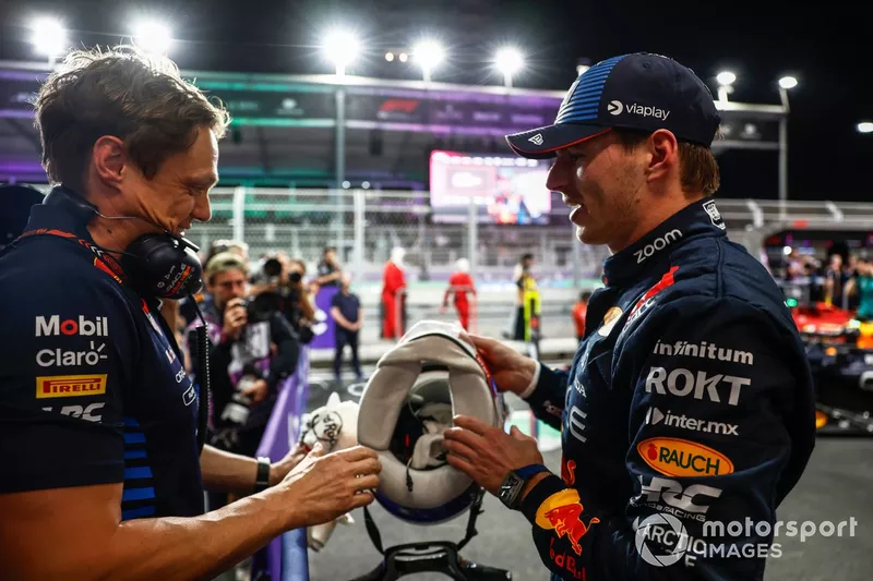 Max Verstappen, Red Bull Racing, en pole position avec son kiné au Parc Ferme après les qualifications 