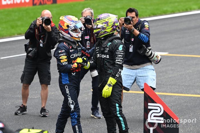 Sergio Pérez, Red Bull Racing, 3ª posición, Lewis Hamilton, Mercedes-AMG F1 Team, 2ª posición, se felicitan tras la Sprint Race