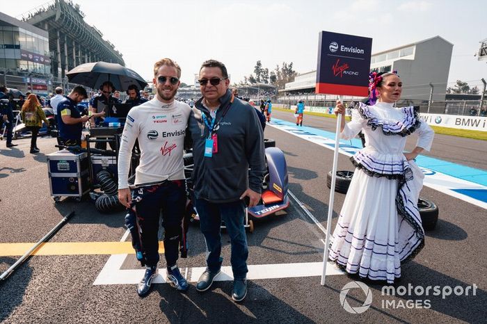 Un invitado posa para una foto con Sam Bird en la cuadrícula