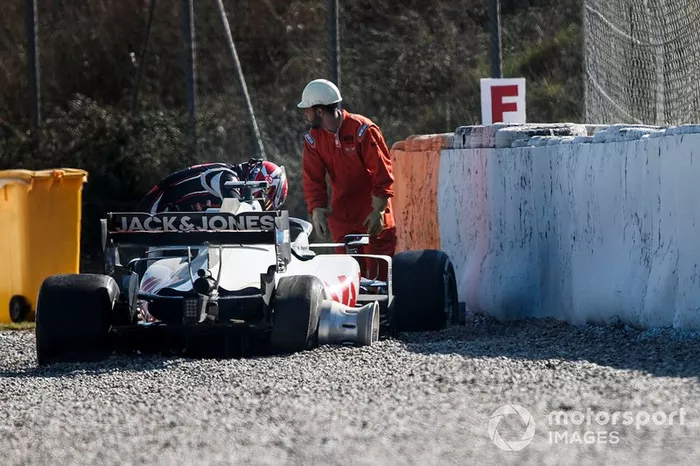 Kevin Magnussen, Haas F1 Team VF-20 crashes and causes a red flag