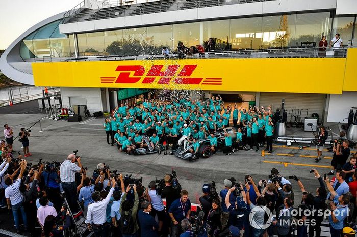 El equipo Mercedes AMG F1 lo celebra durante la fotografía del equipo