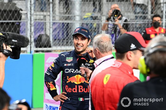 Ganador de la pole Sergio Pérez, Red Bull Racing es entrevistado por Johnny Herbert, Sky TV