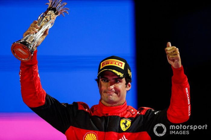Carlos Sainz Jr., Ferrari, celebra su tercer puesto en el podio
