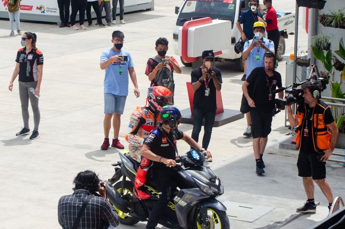 Marc Márquez, Repsol Honda, después de caer durante el Warm Up