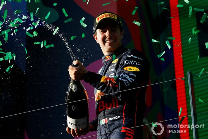 Podio: segundo lugar Sergio Pérez, Red Bull Racing