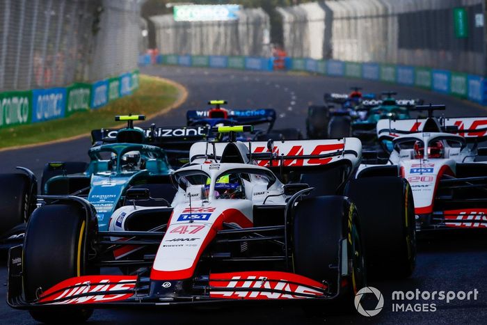 Mick Schumacher, Haas VF-22, Sebastian Vettel, Aston Martin AMR22, Kevin Magnussen, Haas VF-22
