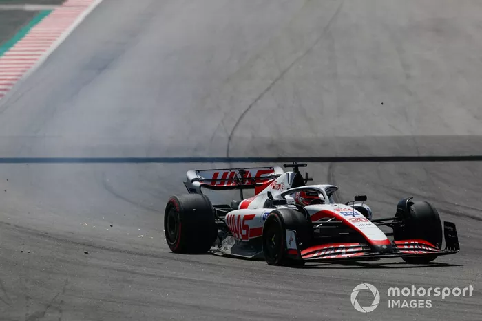 Kevin Magnussen, Haas VF-22, se dirige a boxes con daños tras un contacto en la primera vuelta 