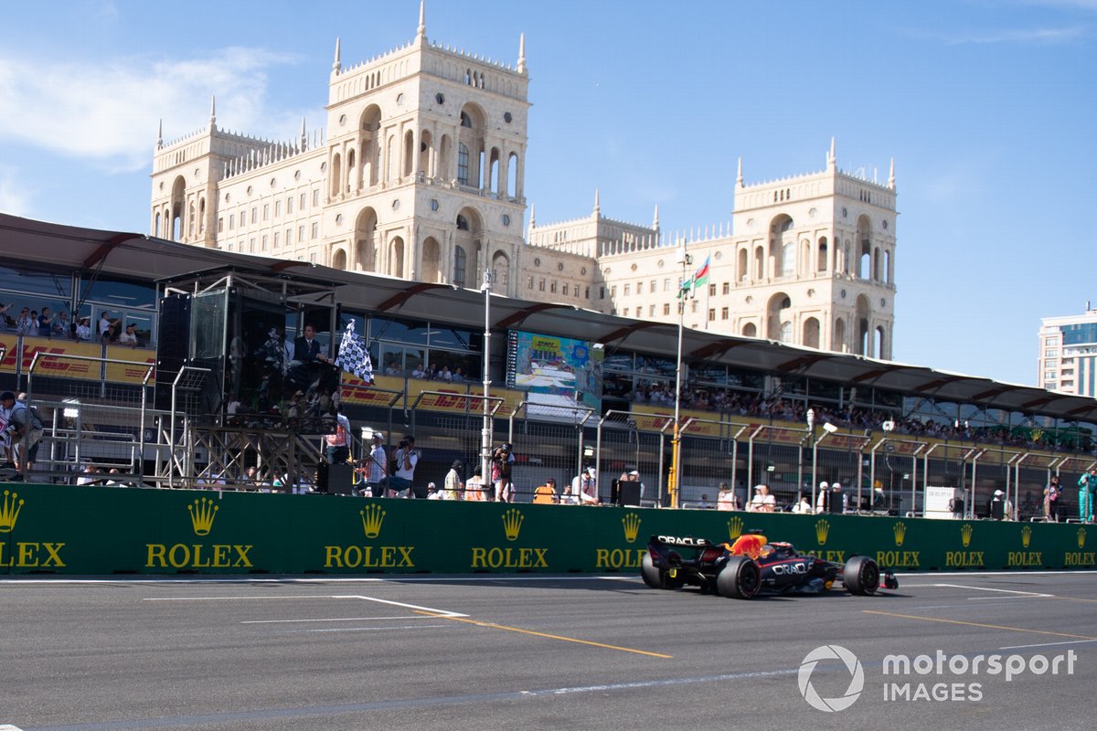 Max Verstappen, Red Bull Racing RB18, toma la bandera a cuadros