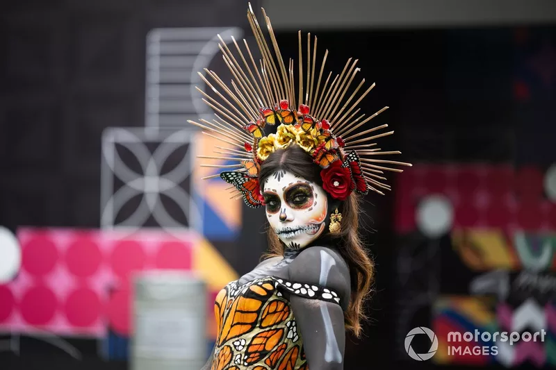 A woman wearing Calaveras make up in the Paddock 