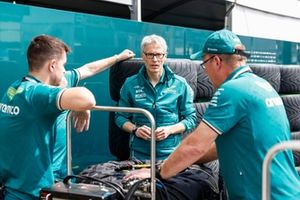 Mike Krack, Director del equipo Aston Martin F1 Team, con sus compañeros de equipo en el Paddock
