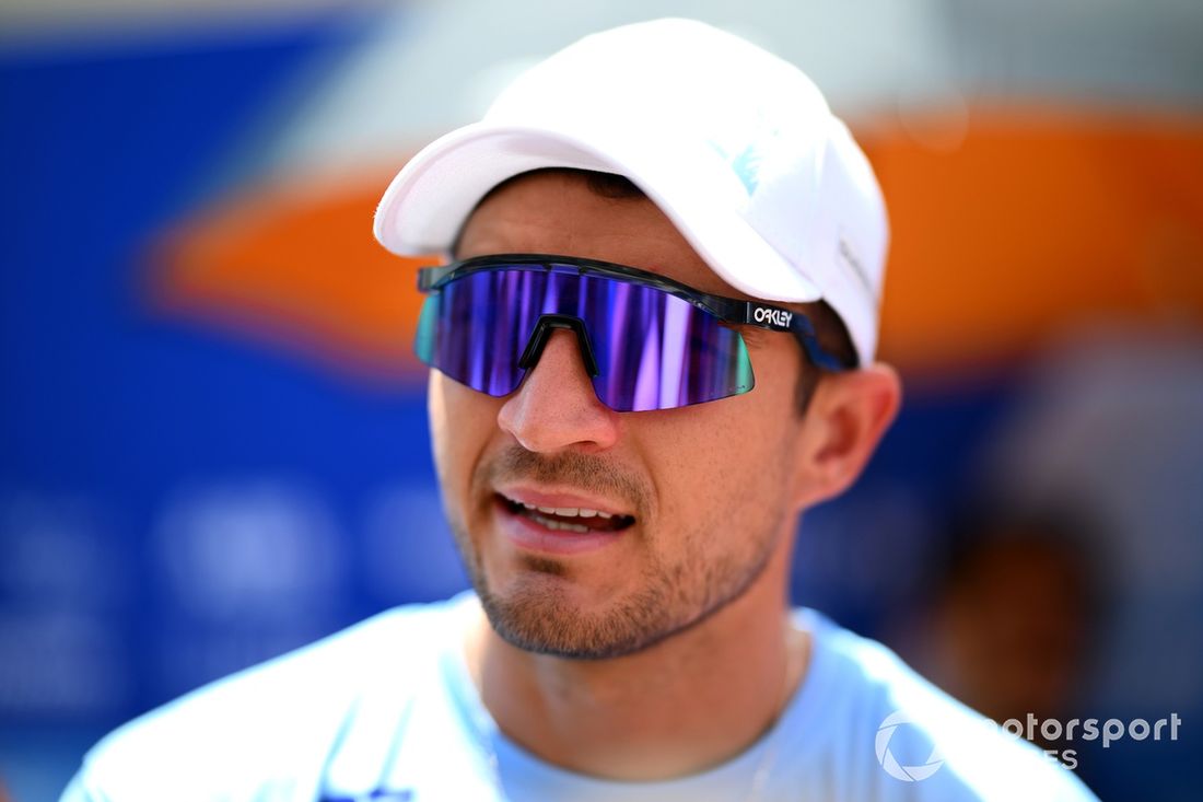 Jake Dennis , Andretti Formula E observa en el Paddock