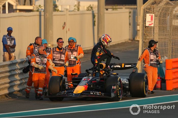 Sergio Pérez, Red Bull Racing RB20, aparca y se retira de la carrera