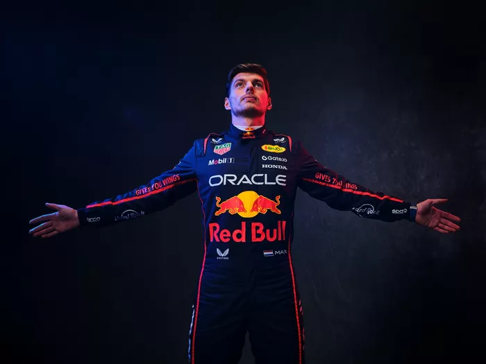 レッドブルF1の2025年用レーシングスーツが発表。側面のストライプの