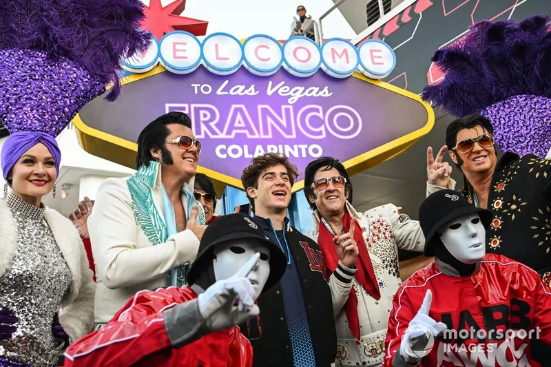 Franco Colapinto, Williams Racing, avec des imitateurs d'Elvis