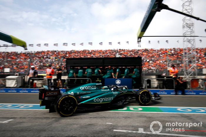 Fernando Alonso, Aston Martin AMR23, sale del garaje